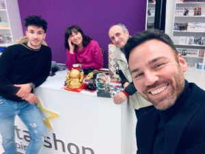 Renato Novara Instagram - Ieri sono stato ospite alla fumetteria @mangamago_fumetteria Sono stati gentilissimi, preparati, sorridenti e accoglienti!!! Andateci, mi raccomando!!! 😊😊😊