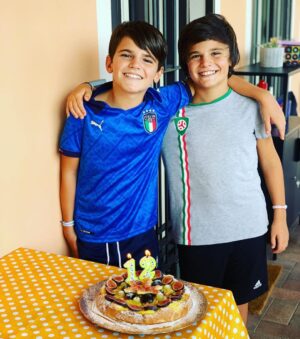 Renato Novara Instagram - Auguri Tommy!!! 🎁❤️