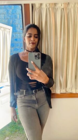 Renu Soundar Instagram - Eyoo ma hand 😂😅
