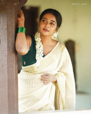Renu Soundar Instagram - Happy Onam 🌸🌼🌸🌼

May the colour and lights of Onam fill your home with happiness and joy. Have the most beautiful Onam..🌼🌸

Attire ; @arrco_iriisbyallenna 
Photography ; @ishak___ismail 

#kerala #onam #festival