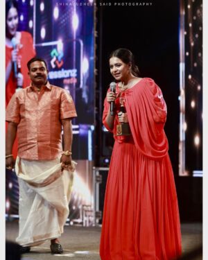 Renu Soundar Instagram - All our dreams can come true if we have the courage to pursue them.. 🥰

#ramukariataward2023 

Happy moment 
Thank you for all the love 
📸 @shihabu.sbs 
Costume 👗 @picara.design 
Mua @prince_t_narayanan 

#kerala #malayalamcinema #awardnights #actors