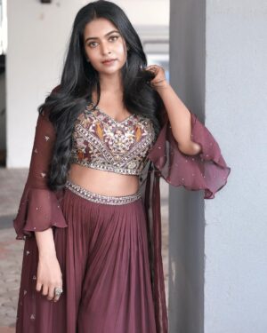 Renu Soundar Instagram - 💜💜

📸 @shihabu.sbs 
Mua @rajesh_kodungallur 
👗 @kizwa_bridal_boutique 
@afsal_kizwa