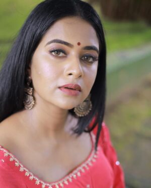 Renu Soundar Instagram - ❤️🥰 

📸 @shihabu.sbs 
Costume  @pastelsdesignstudio 
Mua @vini_makeup_artist_ 
Styled by @joe_elize_joy 
#renusoundar  #redlove  #pastel