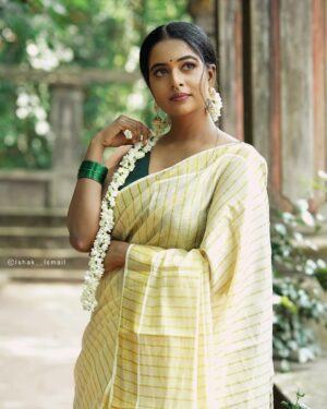 Renu Soundar Instagram - Happy Onam 🌸🌼🌸🌼

May the colour and lights of Onam fill your home with happiness and joy. Have the most beautiful Onam..🌼🌸

Attire ; @arrco_iriisbyallenna 
Photography ; @ishak___ismail 

#kerala #onam #festival