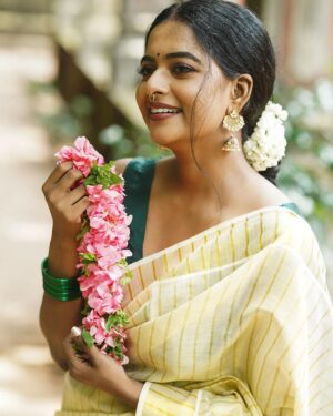 Renu Soundar Instagram - Happy Onam 🌸🌼🌸🌼

May the colour and lights of Onam fill your home with happiness and joy. Have the most beautiful Onam..🌼🌸

Attire ; @arrco_iriisbyallenna 
Photography ; @ishak___ismail 

#kerala #onam #festival