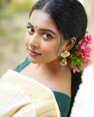 Renu Soundar Instagram - Happy Onam 🌸🌼🌸🌼

May the colour and lights of Onam fill your home with happiness and joy. Have the most beautiful Onam..🌼🌸

Attire ; @arrco_iriisbyallenna 
Photography ; @ishak___ismail 

#kerala #onam #festival