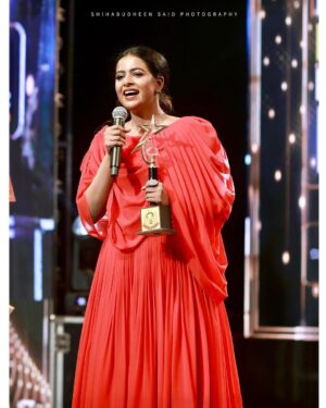 Renu Soundar Instagram - All our dreams can come true if we have the courage to pursue them.. 🥰

#ramukariataward2023 

Happy moment 
Thank you for all the love 
📸 @shihabu.sbs 
Costume 👗 @picara.design 
Mua @prince_t_narayanan 

#kerala #malayalamcinema #awardnights #actors