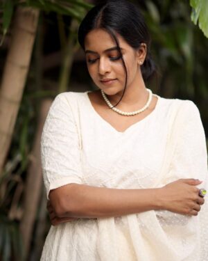 Renu Soundar Instagram - Here's to new beginnings in 2023! 🥂🎉

👗@azora__women 
📸 @toms_g_ottaplavan 
@afsal_kizwa 
@olive.courtyard 

#newyear #2023 #renusoundar