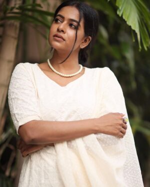 Renu Soundar Instagram - Here's to new beginnings in 2023! 🥂🎉

👗@azora__women 
📸 @toms_g_ottaplavan 
@afsal_kizwa 
@olive.courtyard 

#newyear #2023 #renusoundar