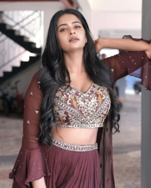 Renu Soundar Instagram - The moments of happiness we enjoy take us by surprise. 💜💜

📸 @shihabu.sbs 
👗 @kizwa_bridal_boutique 
Mua @rajesh_kodungallur 
@afsal_kizwa 
#renusoundar