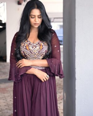 Renu Soundar Instagram - 💜💜

📸 @shihabu.sbs 
Mua @rajesh_kodungallur 
👗 @kizwa_bridal_boutique 
@afsal_kizwa