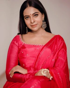 Renu Soundar Instagram - Let’s make this Diwali joyous and bright🎉
Happy Diwali 🎉

📸@shihabu.sbs 
Mua @vini_makeup_artist_ 
👗@pastelsdesignstudio 
Styled by@joe_elize_joy