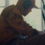 Residente Instagram - Un poco del proceso de la producción musical de ron en el Piso. Gracias @leogenovesepiano por acompañarme con tu talento. Gracias @isanacarmela por tu tremenda voz. Thanks Safa @universall__ for your amazing voice! Gracias a los violines de Luisa Bastidas y Ludovica Burtone A la Viola de Leonor Falcon, el Cello Agustin Uriburu y el Contrabajo Francesco Marcocci. A @vinylz por el fuego en el beat. A mi ingeniera favorita y mixer @bz_rtl 📷@estebanchacin [R] 🥃