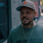 Residente Instagram - El 23 de diciembre del 2021 murió mi primo Julián. Esa noche me puse a escribir un tema que se convirtió en otro. Junto con mi primo empezó la ruta rumbo a la calle 13, la calle a la que le debo todo. Esa noche el lápiz fue del tiempo que se va y el recorrido que se queda. La realidad es que frente a todo lo que ocurre en el mundo me he desanimado un poco con la idea de sacar música. Pero la otra verdad es que la única válvula de escape que tengo ahora mismo es la música. Así que este jueves derramo ron en el piso. [R]