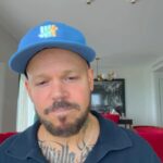 Residente Instagram - Les cuento a todos los que les interesa mi música, que desde octubre decidí posponer la salida de mi disco junto con varios videos que se suponía salieran este año porque se me hace imposible hacerlo frente a todo el genocidio macabro que destruye lentamente a Palestina. No me siento bien, me duele demasiado, pienso en mi hijo todos los días, no puedo ser indiferente ante esto. Y me pregunto.. ¿Cuándo fue el día en el que nos deshumanizamos a tal nivel que podemos ver como explotan las cabezas de niños y niñas en frente nuestro y no decimos nada? ¿Por qué no todo se detiene como en la pandemia? Que todo se detenga para que así todos nos enfoquemos en Gaza. En vez de subir un story modelando ropa, o mostrando el plato de comida que te estás comiendo o la noche de fiestas en donde te emborrachaste...Detente por un momento, busca información sobre Palestina y denuncia el genocidio que está cometiendo Israel con el apoyo de Estados Unidos contra la población civil de Palestina. Esto no lo hago desde el lado del reproche sino que desde el lado de la decepción. Como artista me entristeció el ver que durante toda la premiación de los Grammys nadie dijo nada sobre este genocidio. Entiendo que hay gente que no dice nada porque no entienden sobre el conflicto... Pero a ver díganme, ¿Qué es lo que hay que entender que es tan complicado? No hay que ser un historiador para ponerte en el lugar de cada familia masacrada en Palestina. Es simple, esto se trata de tener empatía, de ponerte en el lugar de los demás, de pensar que ese niño que acaban de matar puede ser tu hijo o tu hermano y que esa mujer debajo de los escombros puede ser tu mamá. No tengan miedo a ser cancelados porque apoyando a Palestina están del lado correcto de la historia. Si no lo han hecho aún sigan a los fotógrafos y periodistas jóvenes palestinos que han sacrificado sus vidas para mostrarnos desde sus redes todo lo que los medios masivos esconden @motaz_azaiza , @wizard_bisan1 , @byplestia , @ismail.jood entre otros. Necesitamos que todos se unan y pidan un cese al fuego inmediato. Cada niño asesinado hoy en Gaza estaría vivo si hubiesen dejado de bombardear ayer. Libertad para Palestina. 🇵🇸🇵🇷