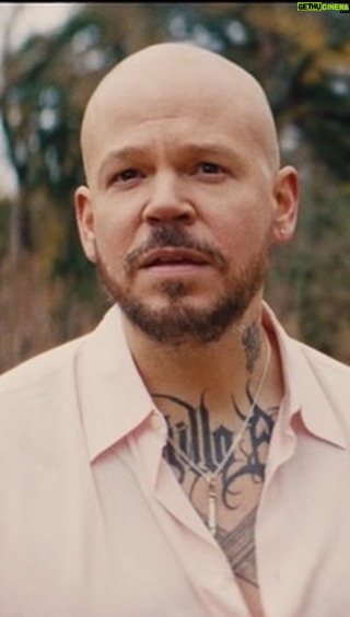 Residente Instagram - Ya salió el tema “313”, el número que me apareció en todas partes durante todo un año se convirtió en canción. Este audio visual lo dirigí con el alma guiado por Valentina y tuve la suerte de trabajar junto a un equipo que le metió con todo el espíritu. Hay mucha gente a la que agradecer. A Silvia por tu voz llena de luz que nos abraza el espíritu. A Penélope por tu talento, tu tiempo y porque desde Jamón Jamón, Belle Epoque y Abre los ojos todos en el planeta estamos enamorados de ti. A Leo por acompañarme durante todo el proceso musical. Eres un genio. A Noemi por ese solo de violín que te llega a las vísceras. A Juliano por coreografiar con el alma cada uno de los movimientos del tiempo interpretados por las bailarinas. Eres el mejor. A Tati por presentarme a los mejores @danza_180 . Sin ti no hay baile. Gracias por estar. A todas las bailarinas de 180 danza por sumergirse en el proyecto congelándose en el frío hasta que todo saliera bien. A mi fotógrafo especial Pepe por tener el ojo, la pasión y el arte en cada uno de los encuadres. A mi 1 AD Txemi por cuidarme y protegerme frente al corto tiempo de rodaje. A Caro mi productora por ir a toas conmigo aunque parezca una locura imposible de realizar. A Nerea por vestirnos a todos con las mejores telas y los mejores cortes. A Ale por editar esto conmigo y meterle mano a lo que sea cuando sea. A Vero por asistirnos en todo con todo. A El ranchito vfx por hacer más magia que los magos. Al equipo del Patrimonio Nacional por permitirnos filmar en la Granja de San Ildefonso A todo el equipo de producción, de arte, maquillaje, stunts, por lograr hacer esto a pesar de las condiciones climatológicas.