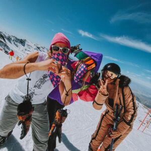 Ricardo Guedes Instagram - ❄️... Snow Team... ❄️
*
*
Estamos a viver  tempos difíceis e muito incertos que nos deixam sem chão.
Este convívio tem o preposito de não esquecer que estamos vivos e que devemos procurar sempre a nossa melhor versão.
Pode ser difícil  contrariar todo este sentimento de revolta e tristeza que o mundo se encontra nos dias de hoje, mas se não o fizermos não estamos a cumprir com a missão que cada um tem.
Ser feliz e espalhar mais amor.
*
Mais uma vez obrigado a @cervejasagres e a @fabrica.pt  por este convite para mais uma @snwtrp.

🙌