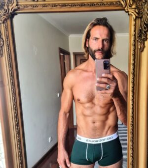 Ricardo Guedes Instagram - ⚡... Framing effect.. ⚡
*
*
*
YOU are powerfull And Lucky to be Here. Enjoy the Ride 💚
@giorodriguesoficial  #underwear #gift