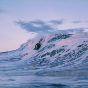 Ricardo Guedes Instagram - 💙... Early drops...💙
*
*
*
Nao sou aquele soul surfer que adora surfar sozinho. Prefiro sempre ter alguém com quem partilhar esta maravilhosa sensação de estar no Mar.
(  homenagem )
O @ricardojorgeoficial é das melhores companhias que podemos pedir. O Homem está sempre à vontade neste meio e puxa por todos de uma forma tao única, que até nos esquecemos do medo e só pensamos em ir.  Faustino és tão grande que deixas a prancha em terra para vir fotografar os teus amigos e desconhecidos.
*
📸 @ricardojorgeoficial