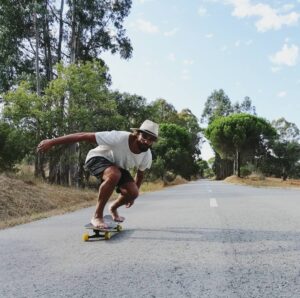 Ricardo Guedes Instagram - 🌱... Simple life .. 🌱
*
*
*
Nao me lembro de ser outro que não este. Livre e feliz. Nao percebo muito de tecnologia, mas sei que o nosso corpo é uma máquina complexa que adora estímulos simples.
Nao tenhas medo de ser feliz e se nao perceberes de tecnologia também nao faz mal.