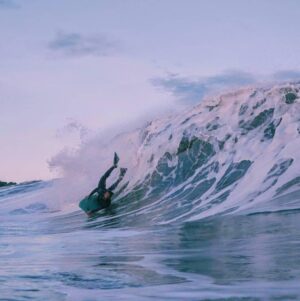 Ricardo Guedes Instagram - 💙... Early drops...💙
*
*
*
Nao sou aquele soul surfer que adora surfar sozinho. Prefiro sempre ter alguém com quem partilhar esta maravilhosa sensação de estar no Mar.
(  homenagem )
O @ricardojorgeoficial é das melhores companhias que podemos pedir. O Homem está sempre à vontade neste meio e puxa por todos de uma forma tao única, que até nos esquecemos do medo e só pensamos em ir.  Faustino és tão grande que deixas a prancha em terra para vir fotografar os teus amigos e desconhecidos.
*
📸 @ricardojorgeoficial