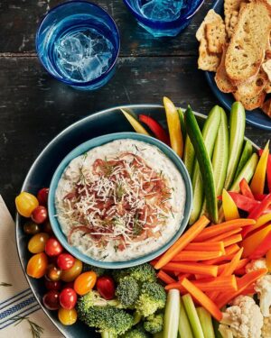 Ricardo Larrivée Instagram - Pour la plus grande soirée sportive de l’année, on a besoin de quelque chose à grignoter. En collaboration avec @oikos_canada , on vous propose trois recettes contenant du yogourt grec à manger sur le divan, pendant la finale de la ligue de football américain.

📷 : Trempette à l’aneth et aux oignons aigres-doux / Pizzas au bœuf et au poivron / Doigts de poulet frits, sauce aux épices et à l’harissa

Lien dans le profil (@ricardocuisine) pour lire l’article.