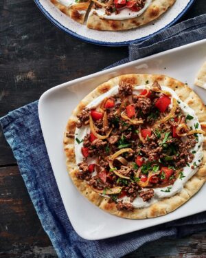 Ricardo Larrivée Instagram - Pour la plus grande soirée sportive de l’année, on a besoin de quelque chose à grignoter. En collaboration avec @oikos_canada , on vous propose trois recettes contenant du yogourt grec à manger sur le divan, pendant la finale de la ligue de football américain.

📷 : Trempette à l’aneth et aux oignons aigres-doux / Pizzas au bœuf et au poivron / Doigts de poulet frits, sauce aux épices et à l’harissa

Lien dans le profil (@ricardocuisine) pour lire l’article.