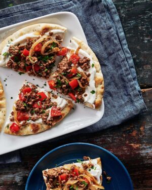 Ricardo Larrivée Instagram - Pour la plus grande soirée sportive de l’année, on a besoin de quelque chose à grignoter. En collaboration avec @oikos_canada , on vous propose trois recettes contenant du yogourt grec à manger sur le divan, pendant la finale de la ligue de football américain.

📷 : Trempette à l’aneth et aux oignons aigres-doux / Pizzas au bœuf et au poivron / Doigts de poulet frits, sauce aux épices et à l’harissa

Lien dans le profil (@ricardocuisine) pour lire l’article.