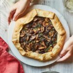 Ricardo Larrivée Instagram - Et si on recevait pour le lunch en janvier? Oui, oui, le lunch! On fait place à une formule à cheval entre le dîner et l’apéritif, où l’on prend le temps de discuter et de grignoter. Découvrez toutes nos recettes «Late Lunch» dans le dernier magazine en kiosque (p. 40), aussi disponibles aux abonné·e·s du magazine sur notre site Web, pour étirer au maximum vos rassemblements. Lien dans le profil (@ricardocuisine) pour en savoir plus sur nos abonnements.