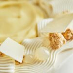 Ricardo Larrivée Instagram - Pour un anniversaire ou pour toute autre occasion spéciale, découvrez notre gâteau au citron offert dans nos trois restaurants Café RICARDO! Ce délicieux dessert à la vanille est imbibé d’un sirop au citron, garni au centre de chantilly au chocolat blanc, de crème au citron et d’un crumble de lait aux biscuits Graham. 🍋🍰 Lien dans le profil (@ricardoboutiqueresto) pour commander.