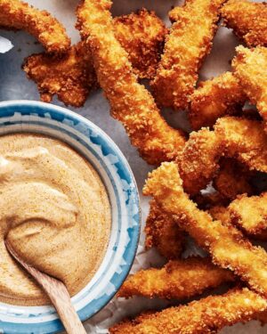 Ricardo Larrivée Instagram - Pour la plus grande soirée sportive de l’année, on a besoin de quelque chose à grignoter. En collaboration avec @oikos_canada , on vous propose trois recettes contenant du yogourt grec à manger sur le divan, pendant la finale de la ligue de football américain.

📷 : Trempette à l’aneth et aux oignons aigres-doux / Pizzas au bœuf et au poivron / Doigts de poulet frits, sauce aux épices et à l’harissa

Lien dans le profil (@ricardocuisine) pour lire l’article.
