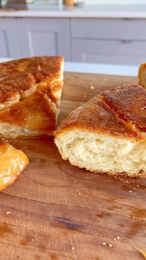 Ricardo Larrivée Instagram - Qui aurait cru que la recette du bonheur était aussi simple? Un « petit peu » de beurre, du sucre, de l’amour et une gang avec qui le partager, le kouign-amann est la recette parfaite pour rendre tout le monde heureux. 🥐✨

Le kouign-amann est une pâtisserie traditionnelle de la cuisine bretonne. Retrouvez la recette de ce délicieux dessert dans le dernier magazine en kiosque (p. 105), également disponible pour les abonné.e.s du magazine sur notre site Web. Lien dans le profil (@ricardocuisine) pour voir la recette.