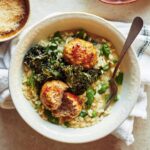 Ricardo Larrivée Instagram - Au menu cette semaine, des assiettes remplies de bons légumes pour affronter le froid de mi-janvier. Saveur et réconfort sont au rendez-vous! 🫛 🍽️: Risotto aux boulettes de porc et aux pois sucrés / Nouilles udon au tofu et aux haricots verts / Poulet toscan / Ratatouille express et galettes de pommes de terre / Morue et maïs, bouillon au cari épicé Lien dans le profil (@ricardocuisine) pour voir le menu. ___________ This week’s menu features plates filled with delicious vegetables to face the mid-January cold. Flavor and comfort are on the agenda! 🫛 🍽️: Risotto with Pork Meatballs and Sugar Snap Peas / Udon Noodles with Tofu and Green Beans / Tuscan-Style Chicken / Quick Ratatouille with Hash Browns / Cod and Corn in Spicy Curry Broth Link in the profile (@ricardocuisine) to view the menu.