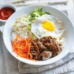 Ricardo Larrivée Instagram - Pour des idées de repas de semaine à moins de 5$ la portion, faciles et rapides à cuisiner, laissez-vous inspirer par le thème Valeurs Sûres, présenté par @igaqc. 📷: Bibimbap (bol coréen de riz, de légumes, d’oeuf et de boeuf) Lien dans le profil (@ricardocuisine) pour les recettes. ________ For ideas for weekday meals under $5 per serving, easy and quick to cook, let yourself be inspired by our Sure Value theme, presented by @igaqc. 📷: Bibimbap (Korean Rice, Vegetable, Egg and Beef Bowl) Link in the profile (@ricardocuisine) for the recipes.