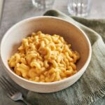 Ricardo Larrivée Instagram - Les macaronis au fromage sont probablement la définition même du comfort food. Pour que tout le monde puisse profiter de ce classique, on vous présente cette version sans gluten! 🧀🤤 Une recette du magazine en kiosque (p.93) est aussi disponible aux abonné.e.s du magazine dans le lien dans notre profil (@ricardocuisine).