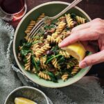 Ricardo Larrivée Instagram - Chaque mercredi, on vous présente une nouvelle recette économique à adopter! Voici notre première recette de pâtes au ragoût de porc à la mijoteuse parfaite pour les journées froides d’hiver. On utilise la mijoteuse pour gagner du temps, en ajoutant généreusement de l’ail à accompagner de pâtes et d’épinards. Facile à réaliser pour les repas de semaine pressés ! 🧄✨ Lien dans le profil (@ricardocuisine) pour la recette.