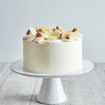 Ricardo Larrivée Instagram - Pour un anniversaire ou pour toute autre occasion spéciale, découvrez notre gâteau au citron offert dans nos trois restaurants Café RICARDO! Ce délicieux dessert à la vanille est imbibé d’un sirop au citron, garni au centre de chantilly au chocolat blanc, de crème au citron et d’un crumble de lait aux biscuits Graham. 🍋🍰 Lien dans le profil (@ricardoboutiqueresto) pour commander.