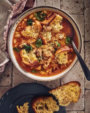 Ricardo Larrivée Instagram - Pour se donner du courage et s’aider à traverser les derniers mois d’hiver, la solution est de cuisiner des repas réconfortants ! Au menu de cette semaine : du tofu à l’orange, une soupe généreuse à la saucisse, de la pizza et bien plus encore.

🍽️: Tofu au gingembre et à l’orange / Papperdelles au saumon et aux shiitakes / Soupe aux saucisses et aux haricots blancs, croûtons au parmesan / Hamburger steak aux champignons / Pizzas au poulet sur pains naans

Lien dans le profil (@ricardocuisine) pour voir le menu.

_________

To gather courage and help get through the final months of winter, the solution is to cook comforting meals! On this week’s menu: orange tofu, a hearty sausage soup, pizza, and much more.

🍽️: Ginger and Orange-Glazed Tofu / Pappardelle with Salmon and Shiitake Mushrooms / Sausage and White Bean Soup with Parmesan Croutons / Hamburger Steak with Mushrooms / Chicken Naan Pizzas

Link in the profile (@ricardocuisine) to view the menu.