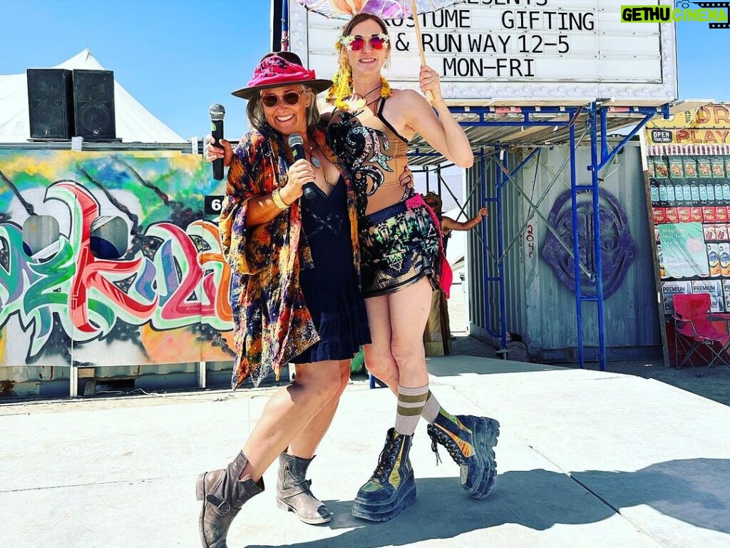 Ricki Lake Instagram - A photo dump from the greatest place on earth. It was wild. It was magical. It was hard. And I can’t wait to go back. Turns out- Ross is a burner! He loved it. 🔥🔥🔥♥️ #burningman #bestburnever Burning Man