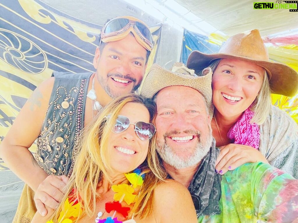 Ricki Lake Instagram - A photo dump from the greatest place on earth. It was wild. It was magical. It was hard. And I can’t wait to go back. Turns out- Ross is a burner! He loved it. 🔥🔥🔥♥️ #burningman #bestburnever Burning Man