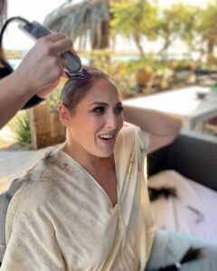 Ricki Lake Instagram - Happy 4 year anniversary to me! 12/31/19 It was on this day, I made the decision to shave my head. After so many years of suffering silently with my hair loss, I made the conscious choice to take matters into my own hands and surrender. And Let it go. My transformation was so much more than physical. I faced one of my greatest fears that day. I will always acknowledge this anniversary and reflect on the growth and self love that came from my taking this huge leap of faith. 📸 @amandademme #grateful #love #courage #selflove #proud 🎉🎉🎉🎉♥️ #happynewyear