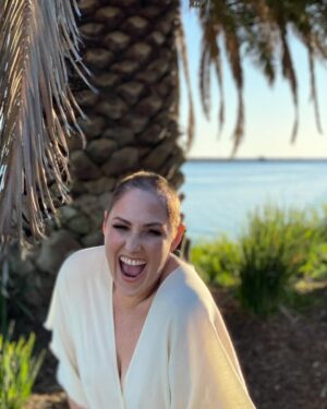 Ricki Lake Instagram - Happy 4 year anniversary to me! 
12/31/19 
It was on this day, I made the decision to shave my head.  After so many years of suffering silently with my hair loss, I made the conscious choice to take matters into my own hands and surrender. And Let it go. 
My transformation was so much more than physical.  I faced one of my greatest fears that day.  I will always acknowledge this anniversary and reflect on the growth and self love that came from my taking this huge leap of faith. 
📸 @amandademme 

#grateful #love #courage #selflove #proud 
🎉🎉🎉🎉♥️
#happynewyear