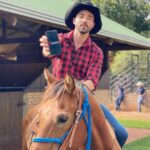 Rico Melquiades Instagram – Aqui é fazendeiro raiz! 🤣🐎 Não importa onde eu tô, até em cima do boi eu gosto de ganhar dinheiro! Por isso, trouxe a @blazebrasil comigo e sigo faturando! Entre agora, garanta seu bônus com meu link e não esqueça de jogar com responsabilidade, viu?

*um site para maiores de 18 anos! 🔞