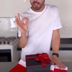 Rico Melquiades Instagram - O bom do Natal é que a gente pode dar presente com segundas intenções... 👀 Olha só meu presentinho pra minha tia que adora causar. 😇 #SubzeroSilver #MenosÉMais #MenosÉSilver #BebaComModeração #Publicidade @subzero.silver