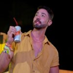 Rico Melquiades Instagram - Gente eu adoro tomar destilados com Schweppes e como ela nunca decepciona, ela deixou a festa ainda melhor com os drinks prontos para beber, Schweppes Premium Drinks tem 4 sabores maravilhosos: Gin Tonica, Gin Tonica Pink, Vodka Citrus e a Spritz. A minha preferida é Vodka Citrus, prove também e depois me conte sua preferida! *publicidade #BebaComModeração #ColetivoQueDefine Não compartilhe com menores de 18 anos. @schweppesbr São Miguel do Gostoso