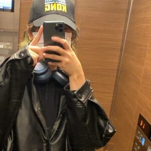 Rinne Instagram - iPhoneはすっぽんぽんくらいでイカしてる。