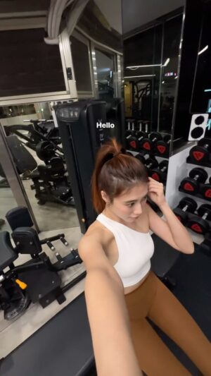 Ring Liao Instagram - Hello 2024. 

我們一起讓2024
成為我們最難忘的一年 好嗎？

女孩們先愛自己多一點
追求更完美的自己永遠都是對的道路

I’m Ready！
I’m your peach butt coach 👊🏻

#weeefitness
