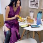 Ring Liao Instagram - 從一個完全沒看海賊王的人 到扮出女帝蛇姬這個角色 我真的盡力了🤣 當初原本想扮天龍人，因為傑瑞鼠一天到晚嗆我是天龍人🙂 後來想說扮個女的好了（好歹辣一下） 結果哇靠這些動漫角色是怎樣 都不穿衣服是不是!!! 這是我唯一找到一件還算保守的 還原度至少有70%吧？ 替今年萬聖節做一個完美收尾🤪👻 #happyhalloween #onepiece #boahancock WEEE Fitness