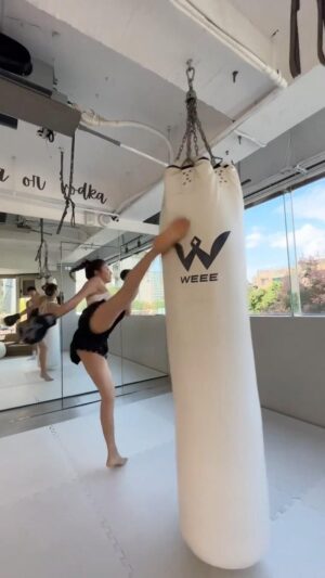 Ring Liao Instagram - 妳的蜜桃教練 @itsringring 已上線！

只要你想要，我們就能為妳達成🍑
#蜜桃臀養成 #體態規劃 #重量訓練

想瘦的再快一點！千萬不能錯過💦
#拳擊訓練 #泰拳訓練 #超派鐵拳訓練 #都歡迎

🌟預約可直接私訊🙋🏻‍♀️🙋🏻‍♂️