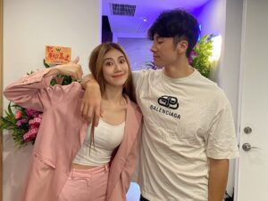 Ring Liao Instagram - 𝟸𝟶𝟸𝟷/𝟷𝟷/𝟶𝟼 𝚂𝚊𝚝.
這天真的好開心!
我們一定要記著我們手牽著手一路走到了這裡
從一開始的想法計畫
到中間的磨合爭吵
到最後的開懷大笑
我們都挺過來了💪🏻
現在正是挑戰的開始!

這陣子真的陪著Jerry忙壞了
我們應該吵了不下30次架吧:)
謝謝所有支持的親朋好友
不管是訊息或是到場或是關心甚至是贊助
都讓我們滿懷感激🙏🏻一定會繼續努力!!
大家可以看一下我們開幕的衣服都超皺,
睡覺的時間都沒有了還燙衣服啊🤣

真的很感動一間小寶寶的誕生
希望每個來的人都跟我們一樣喜歡WEEE❤️❤️❤️